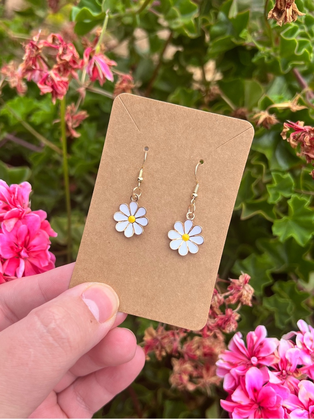 WHITE DAISY FLOWER DANGLE EARRINGS